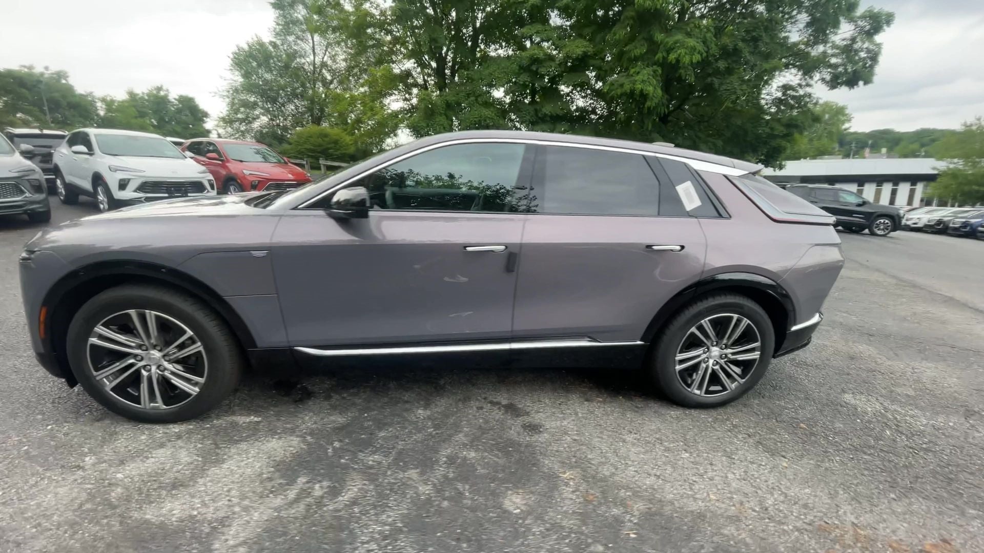 2025 Cadillac LYRIQ Luxury 1