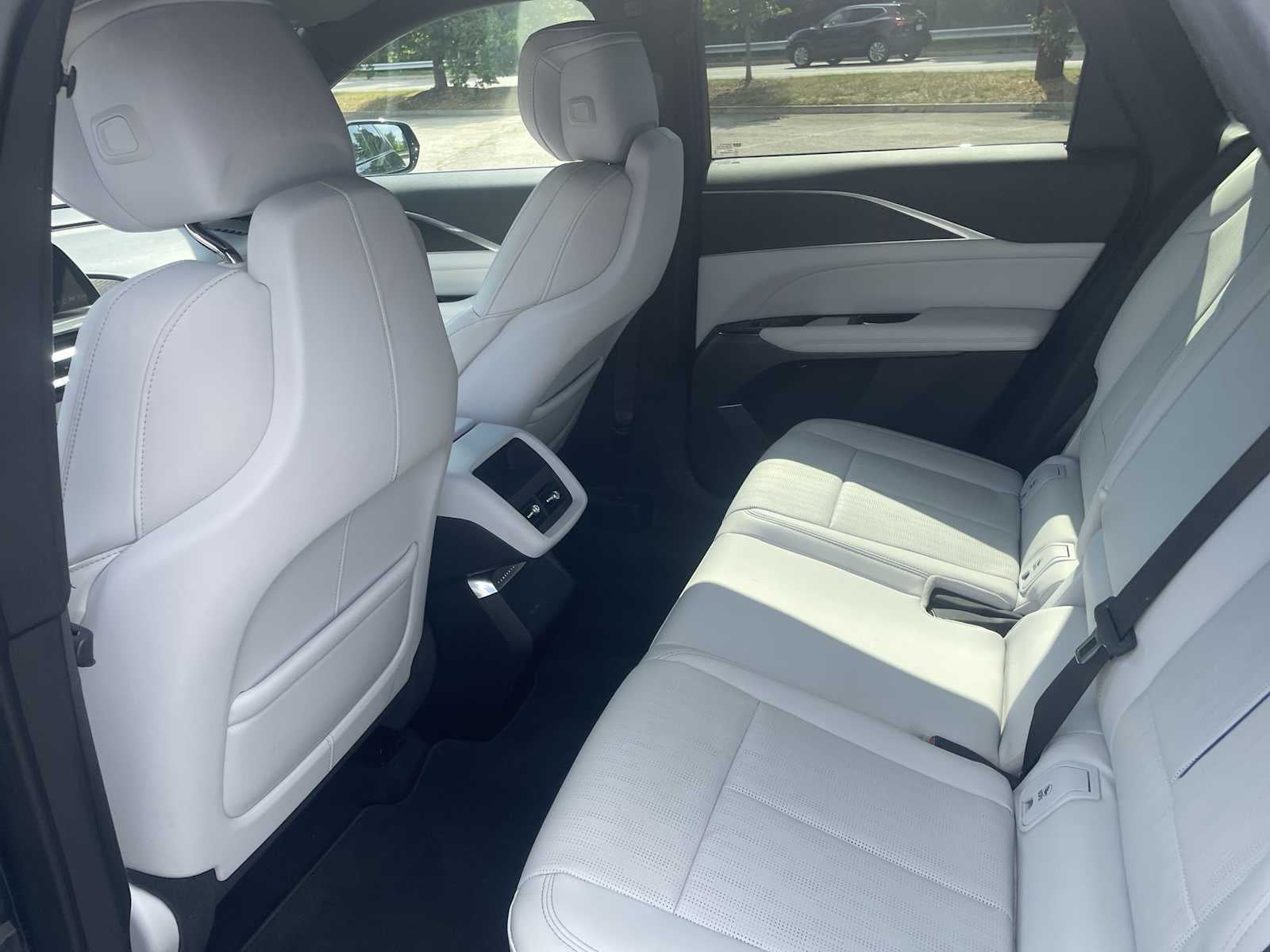 2024 Cadillac LYRIQ Luxury 1
